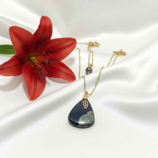 Collier doré en Pyrite sur chaine ou collier noir, au choix