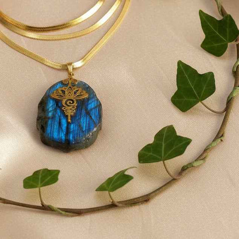 Collier Ganesh en labradorite bleu, argenté ou doré