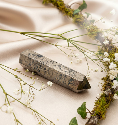 Pierre de Pyrite en Pointe de 8cm ou brute de 6cm