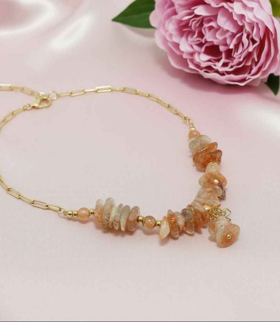 Collier chaine doré et chips Pierre de soleil, original, fait mains