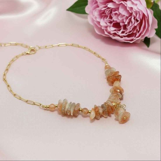 Collier chaine doré et chips Pierre de soleil, original, fait mains