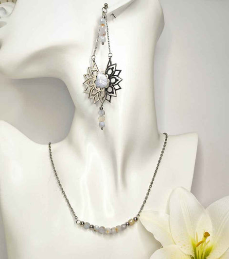 Collier et boucles d'oreilles céleste en calcédoine bleue