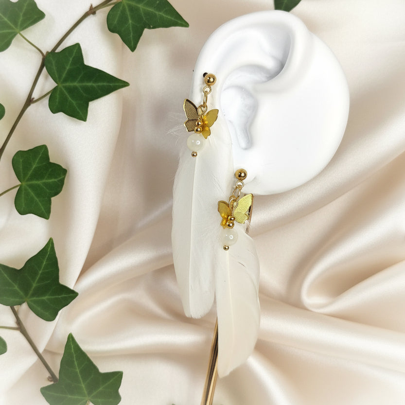 boucle d oreilles doré plume blanche