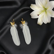 Boucles d'oreilles dorées plume céleste et pierre de lune