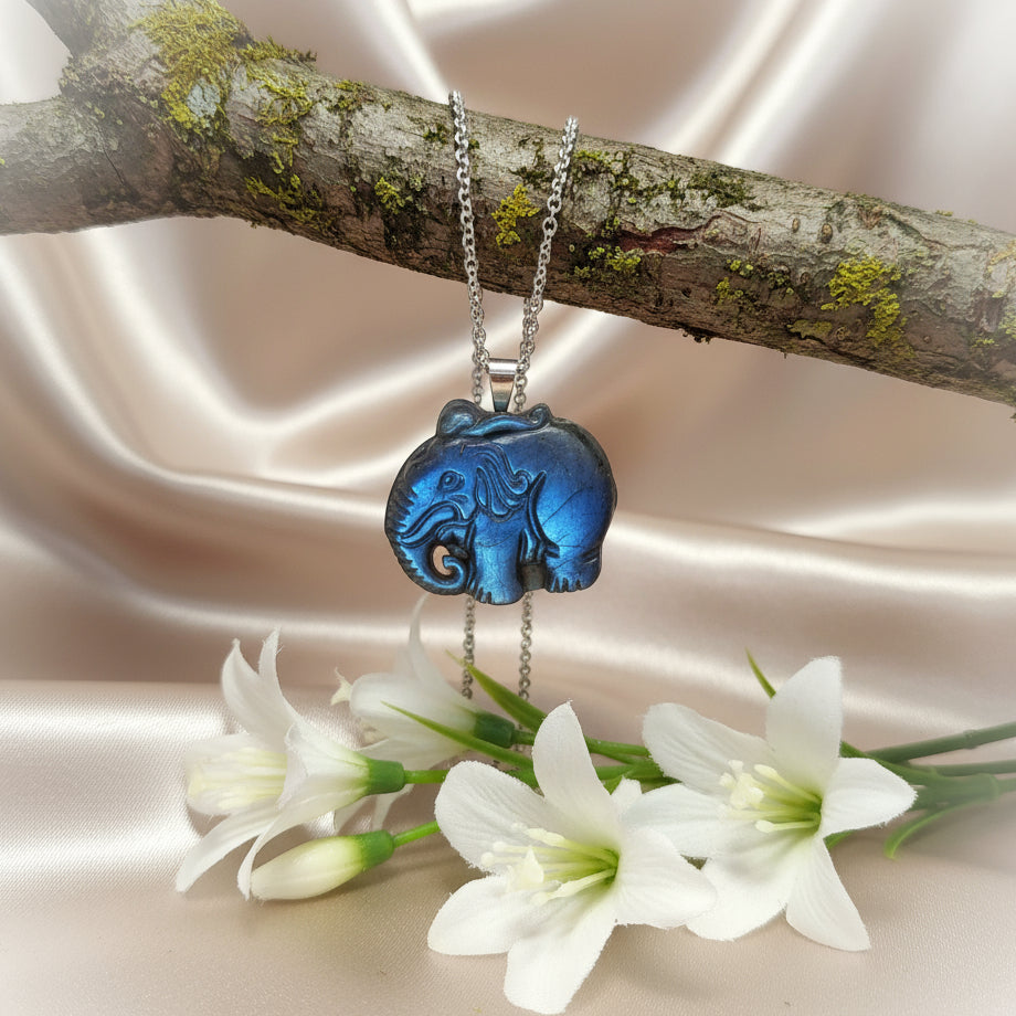Collier argenté éléphant en labradorite scultpée