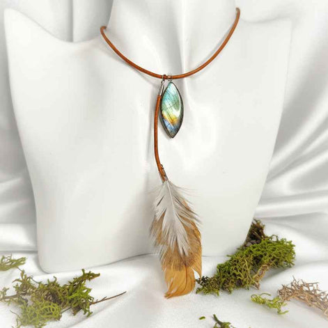 Collier chaman en labradorite cuir naturel et plume sacré