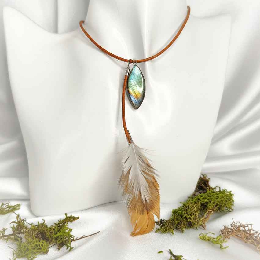 Collier chaman en labradorite cuir naturel et plume sacré