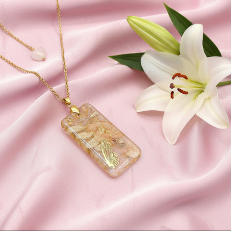 Collier féérique en quartz rose, résine et fleurs, au choix
