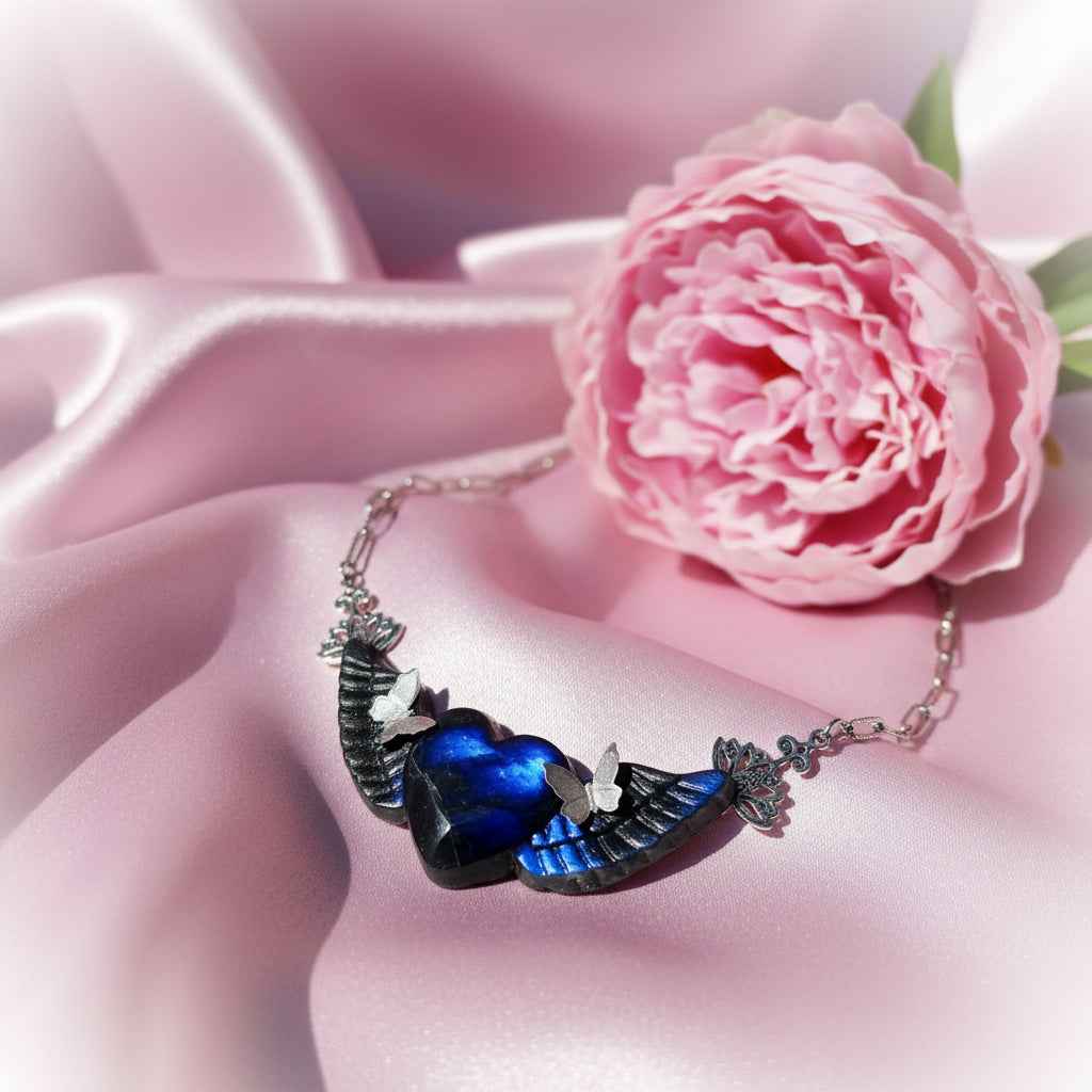 Collier argenté et coeur en labradorite bleu