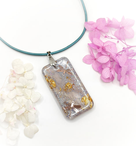 Collier féérique en quartz rose, résine et fleurs, au choix