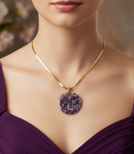 collier doré lépidolite