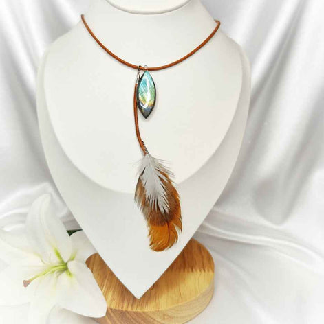 Collier chaman en labradorite cuir naturel et plume sacré