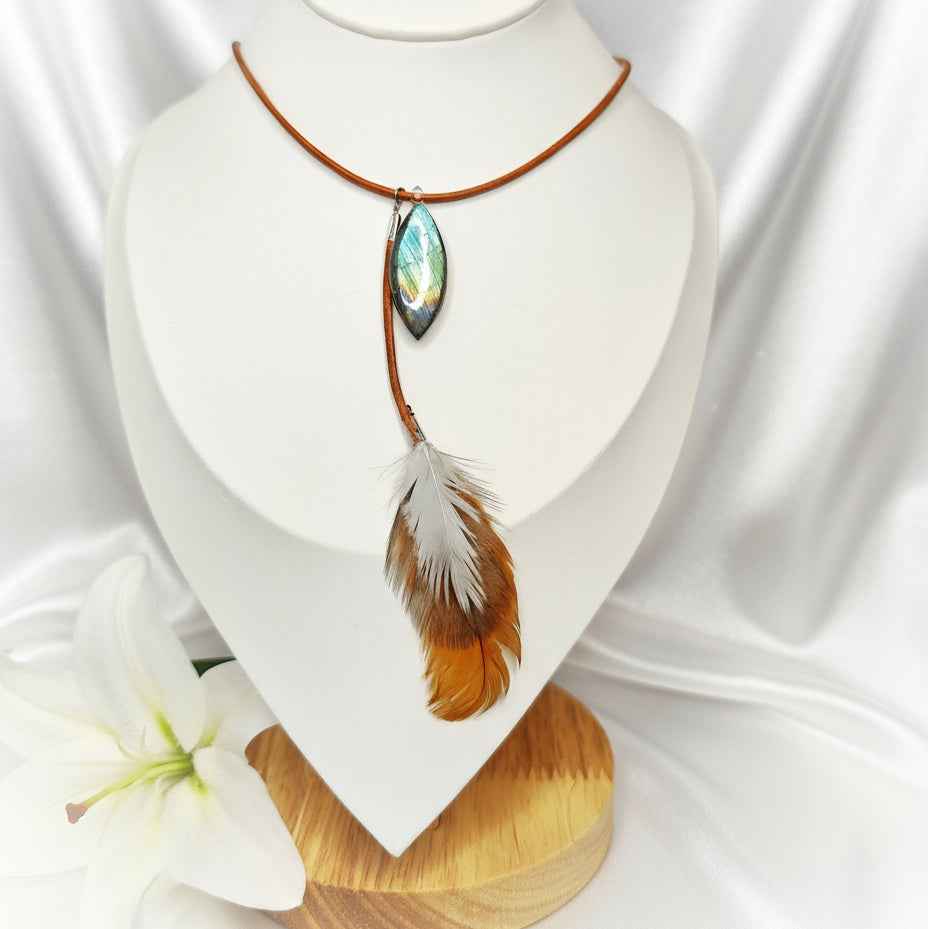 Collier chaman en labradorite cuir naturel et plume sacré