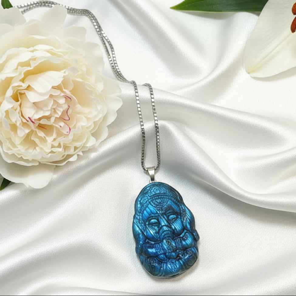 Collier Ganesh en labradorite bleu, argenté ou doré