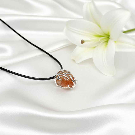 Collier noir argenté et Pierre de soleil AA