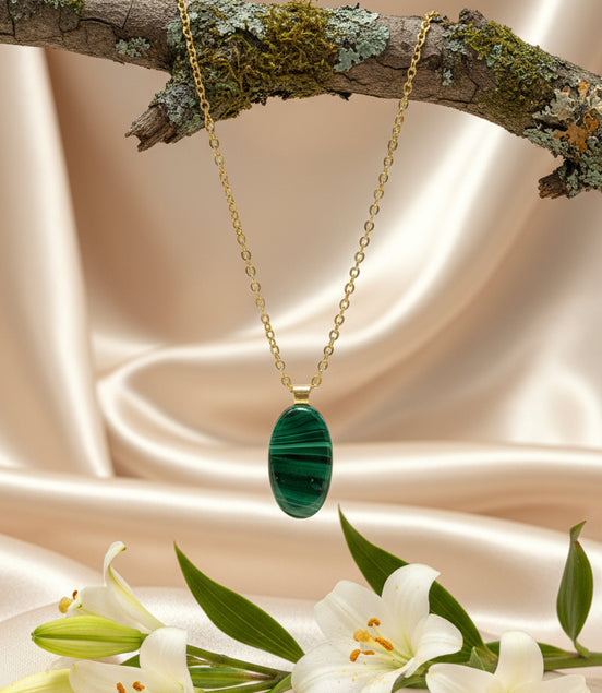 collier doré en malachite obale