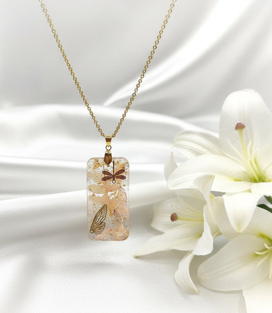 Collier féérique en quartz rose, résine et fleurs, au choix
