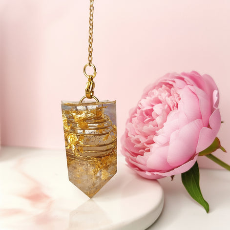 pendule fait mains en résine et pierre