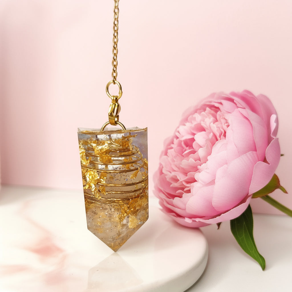 pendule fait mains en résine et pierre