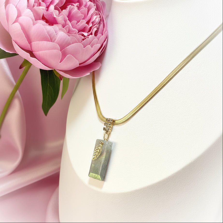 Collier fin doré ou argenté labradorite rectangle au choix