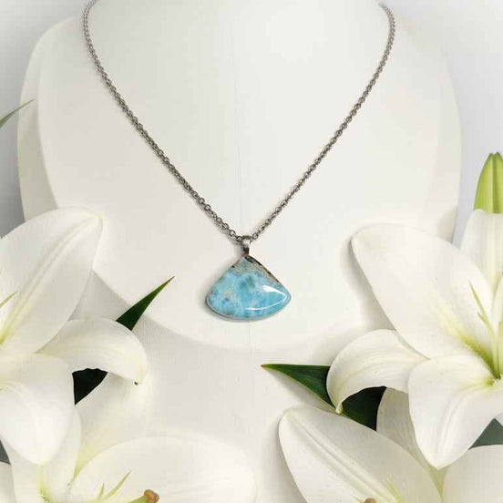 Collier chaine argenté et larimar au choix, sur lotus unalome ou simple