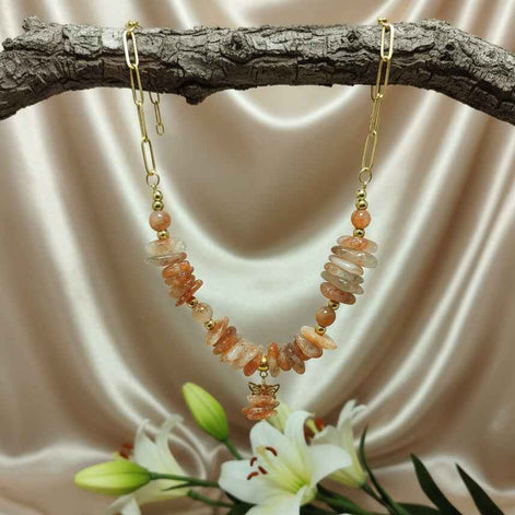 Collier chaine doré et chips Pierre de soleil, original, fait mains