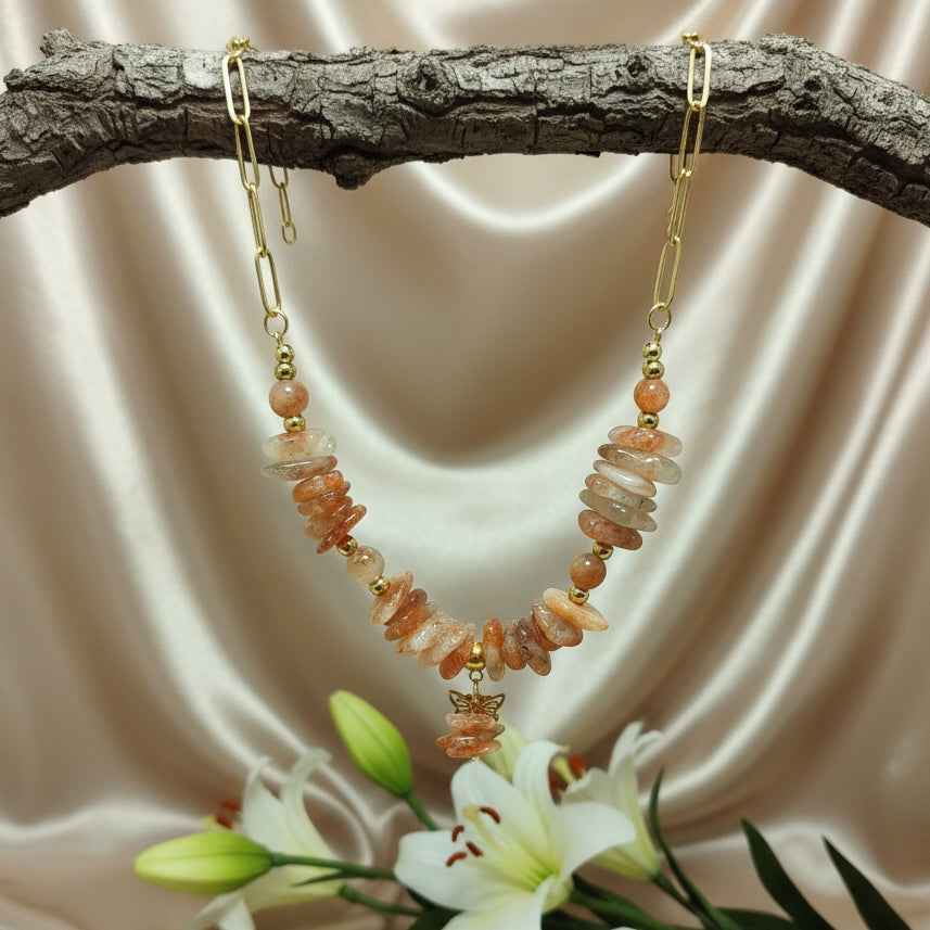 Collier chaine doré et chips Pierre de soleil, original, fait mains