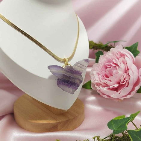 Collier doré Fée en fluorite arc en ciel sculptée