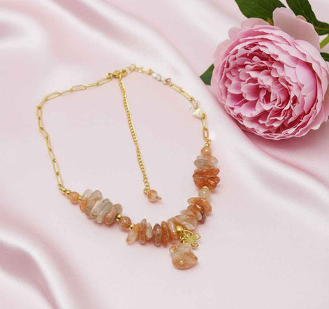 Collier chaine doré et chips Pierre de soleil, original, fait mains