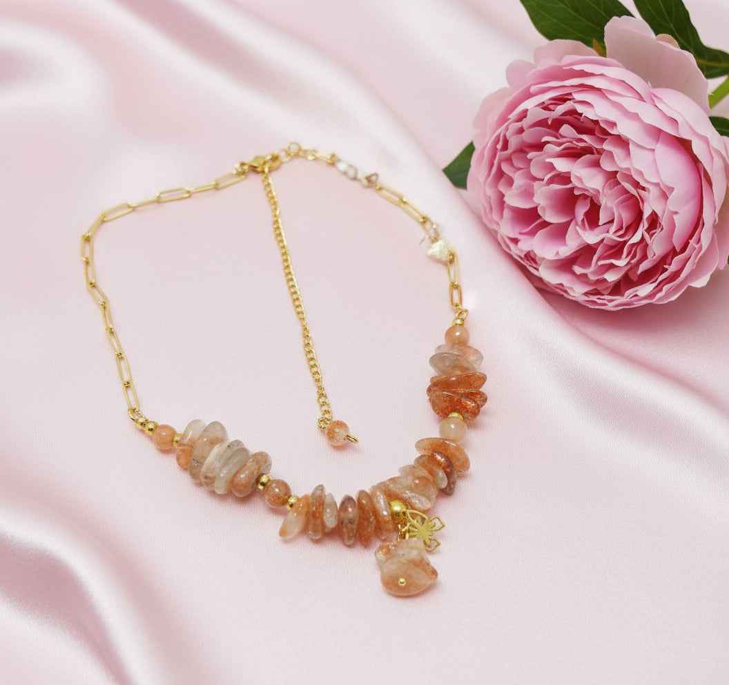 Collier chaine doré et chips Pierre de soleil, original, fait mains