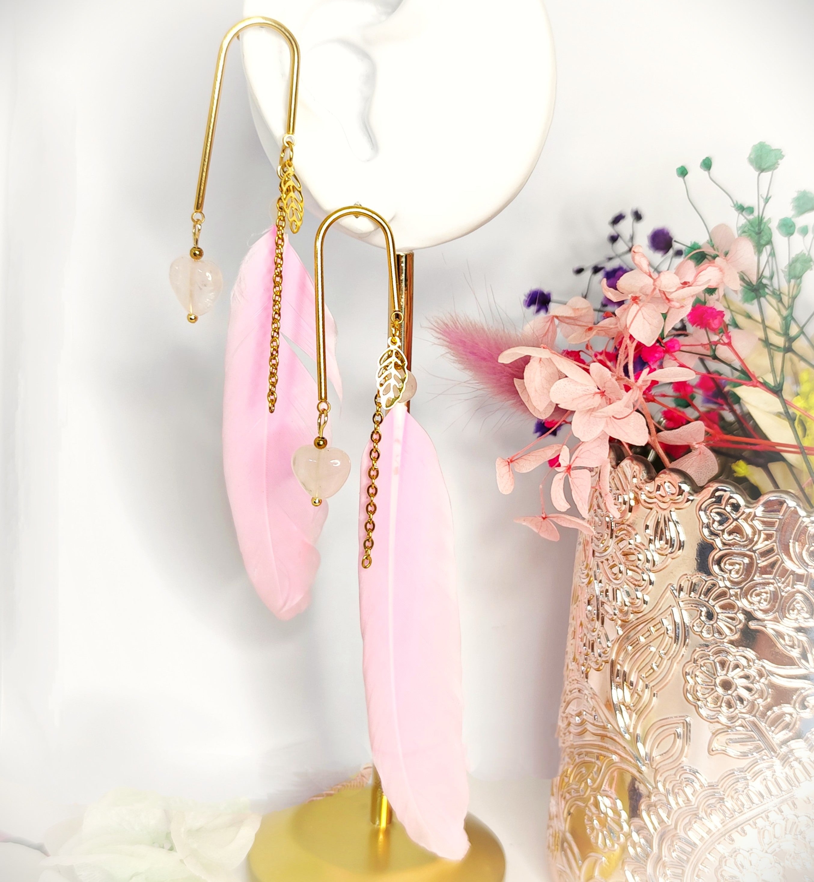 Boucles d'oreilles dorées, plumes et coeur de quartz rose
