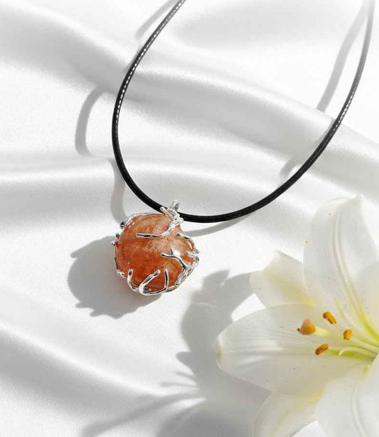 Collier noir argenté et Pierre de soleil AA