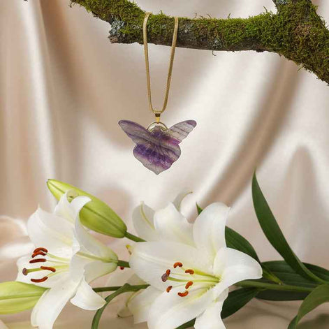 Collier doré Fée en fluorite arc en ciel sculptée