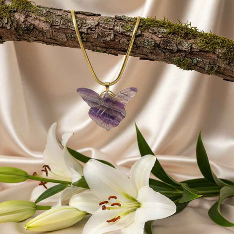 Collier doré Fée en fluorite arc en ciel sculptée