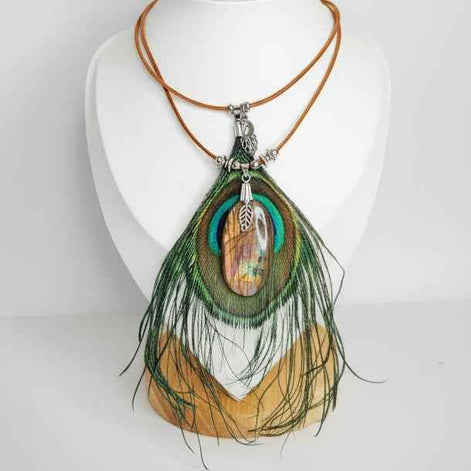 Collier chaman en labradorite, cuir naturel et plume de paon