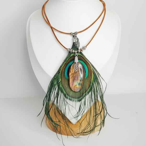 Collier chaman en labradorite, cuir naturel et plume de paon