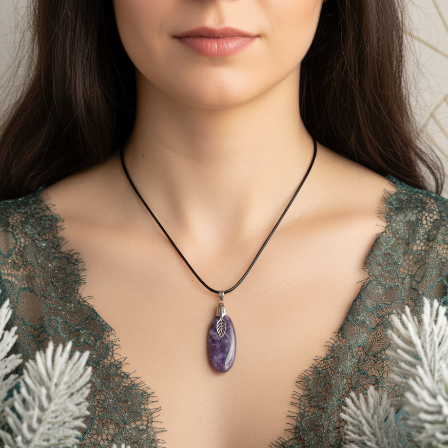 lépidolite sur collier noir argenté