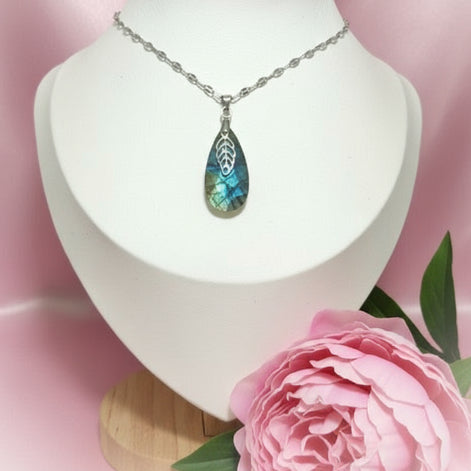 Collier fin argenté labradorite bleu vert au choix