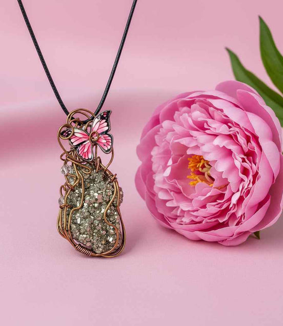 Collier et Pendentif en Pyrite sertie et papillon