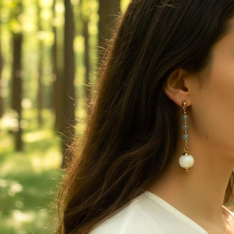 Boucles d'oreilles camélia en labradorite