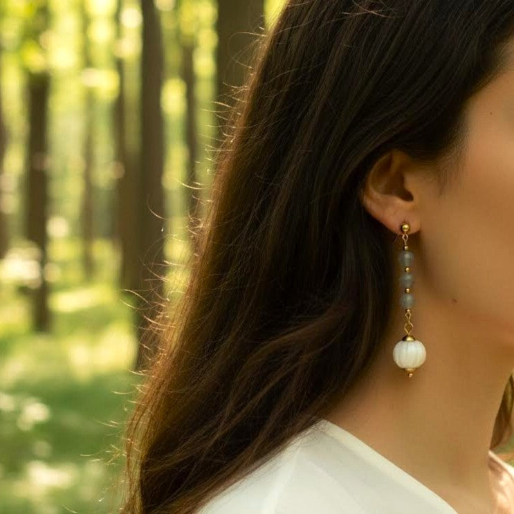 Boucles d'oreilles camélia en labradorite