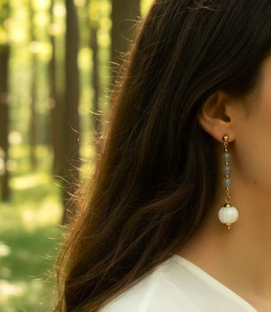 Boucles d'oreilles camélia en labradorite