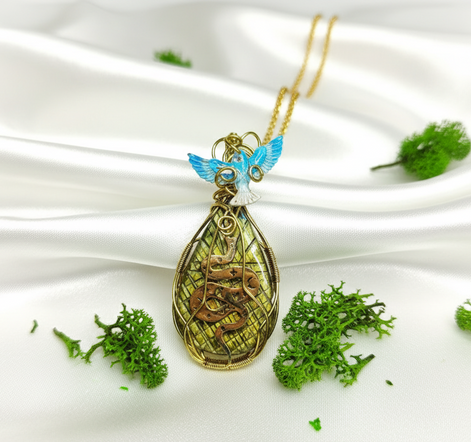 Sautoir doré et labradorite, sertie de cuivre, serpent et phénix.
