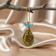 Sautoir doré et labradorite, sertie de cuivre, serpent et phénix.