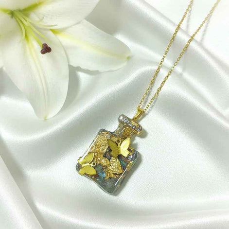 Collier doré papillon en labradorite, orgonite, pièce unique