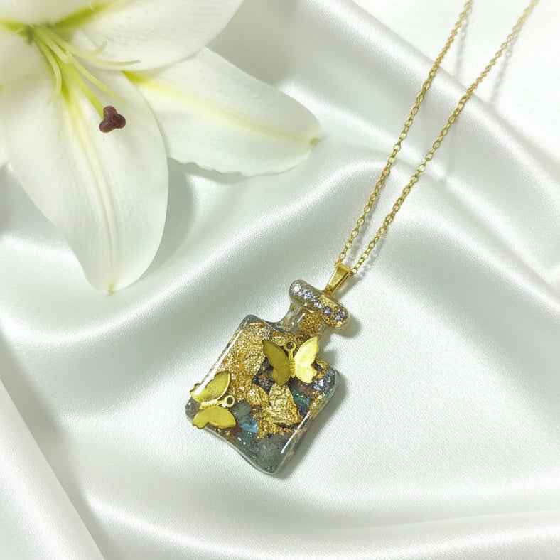 Collier doré papillon en labradorite, orgonite, pièce unique