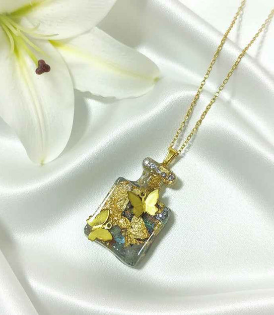 Collier doré papillon en labradorite, orgonite, pièce unique