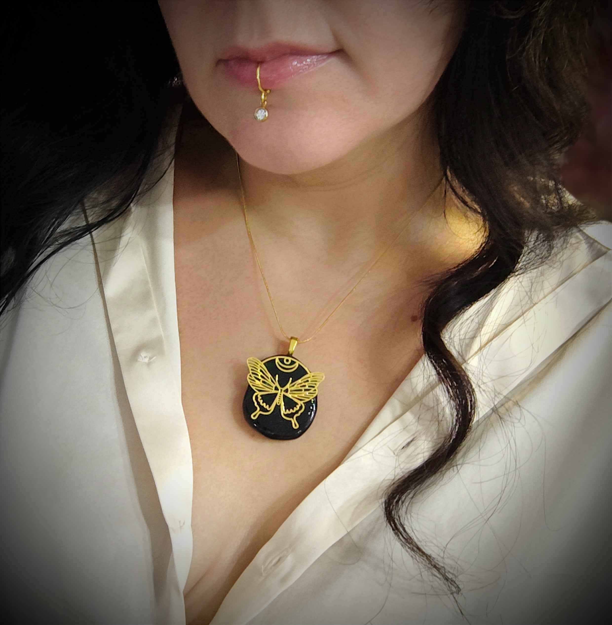 Collier papillon doré en tourmaline noire