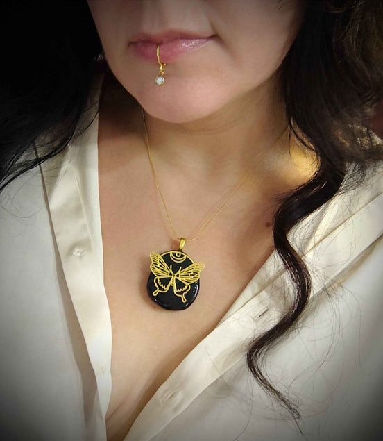 Collier papillon doré en tourmaline noire
