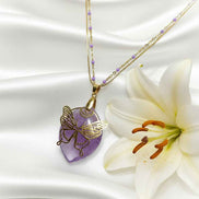 Collier doré violet et papillon et son améthyste